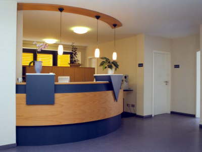 Empfangstheke Ahorn/blau