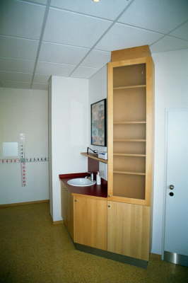 Schrank mit Handwaschbecken